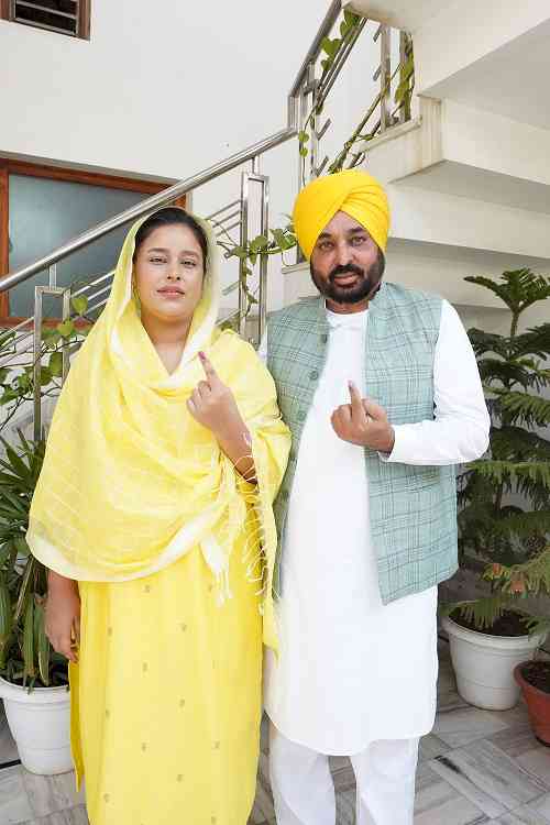 Chief Minister Bhagwant Mann along with his family stood in queue in Mangwal (Sangrur) and cast his vote