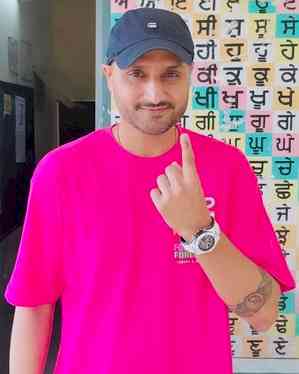 Everyone should exercise franchise, says Harbhajan Singh