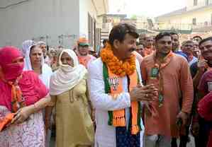 Manoj Tiwari ahead of Kanhaiya Kumar in North East Delhi