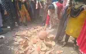 Residents hold 'Matka Phod' protest over water crisis in Delhi