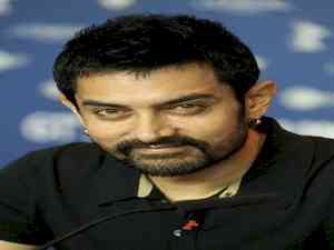 Aamir visits Mahatma Gandhi's ashram in Sevagram, talks about Bapu's 'great influence' on him