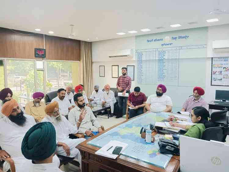DC meet stakeholders of villages falling near Budha Dariya; discusses their issues