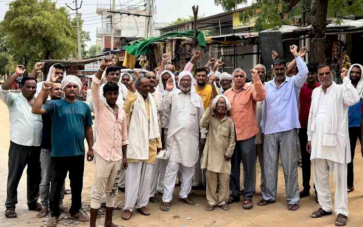 ट्रांसफार्मर जलने से परेशान ग्रामीणों ने की सरकार के खिलाफ नारेबाजी