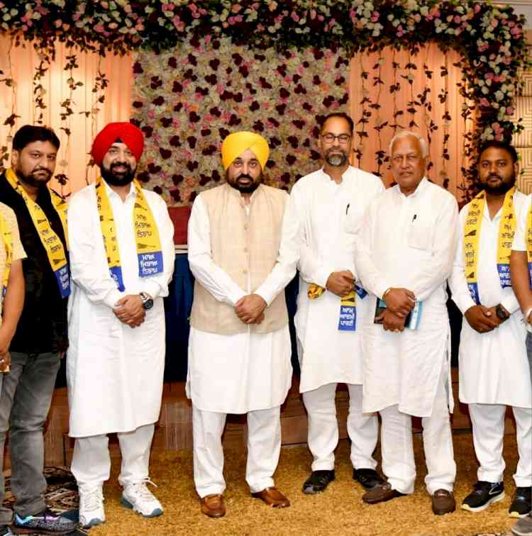 Aam Aadmi Party gets stronger in Jalandhar, dozens of Congress-BJP leaders and workers join AAP