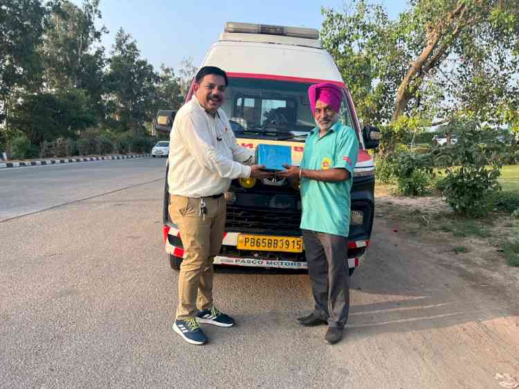 Project Head Manish Batra recognizes 108 Ambulance Team for exemplary performance