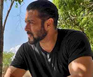 Salman Khan flaunts new hairdo in brand new pic on Instagram 