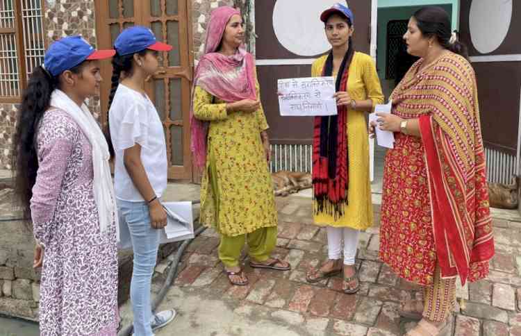 गांव बहुअकबरपुर में साक्षरता जागरूकता अभियान चलाया