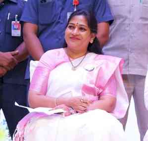 Andhra Pradesh Home Minister escapes unhurt in accident