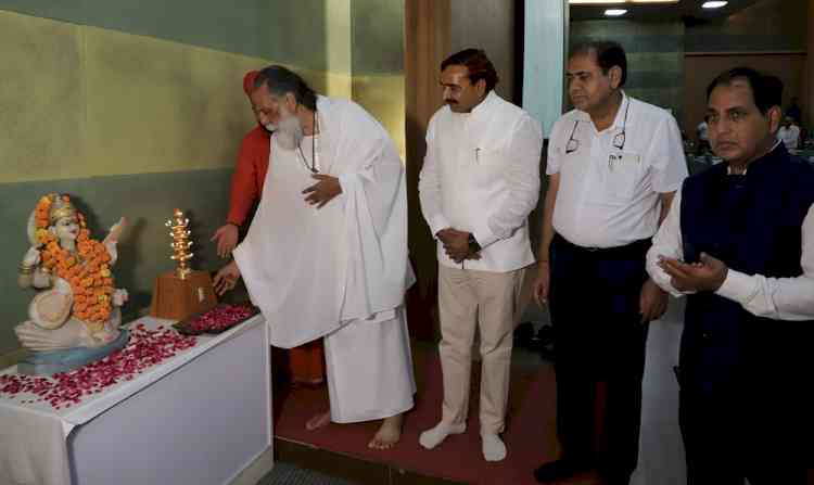 लम्बे गुलामी काल के बावजूद भारत ने अपनी दिव्य सांस्कृतिक विरासत को बचाए रखा: गीता मनीषी स्वामी ज्ञानानंद