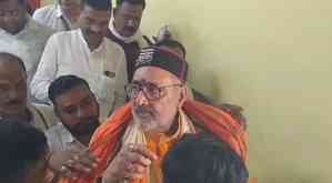 Youth tries to attack Giriraj Singh during Janata Darbar in Begusarai 