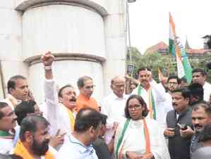 Shivaji statue collapse: MVA holds 'Jodo Maro' protest