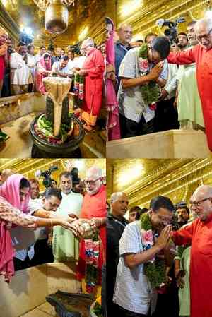 Delhi CM Kejriwal offers prayers at Hanuman Temple