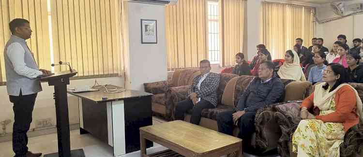 फार्मेसी सप्ताह के अवसर पर व्याख्यान आयोजित