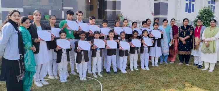 लेखन प्रतियोगिता में हिमांशी, अर्शिता, मोहिनी, अवनि, सोनू व ख़ुशी रहे अव्वल