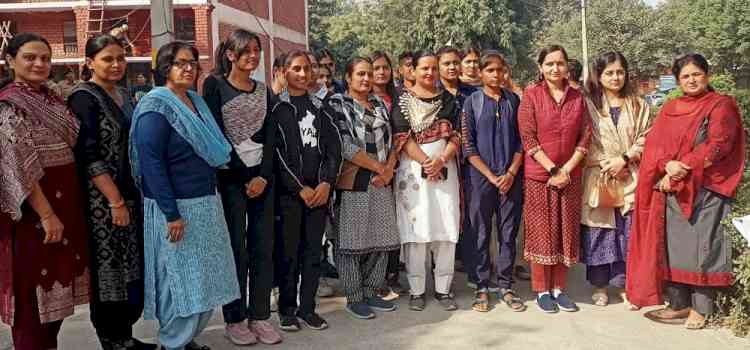 लैंगिक आधार पर भेदभाव के विरुद्ध छात्राओं ने निकाली रैली