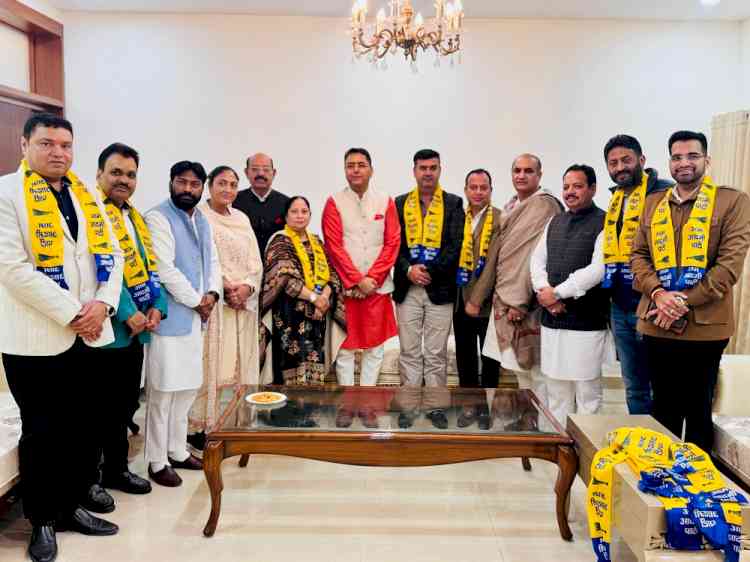 BJP-Congress Suffer a Setback! Several Leaders, Including Former Councilors, Join 'AAP'