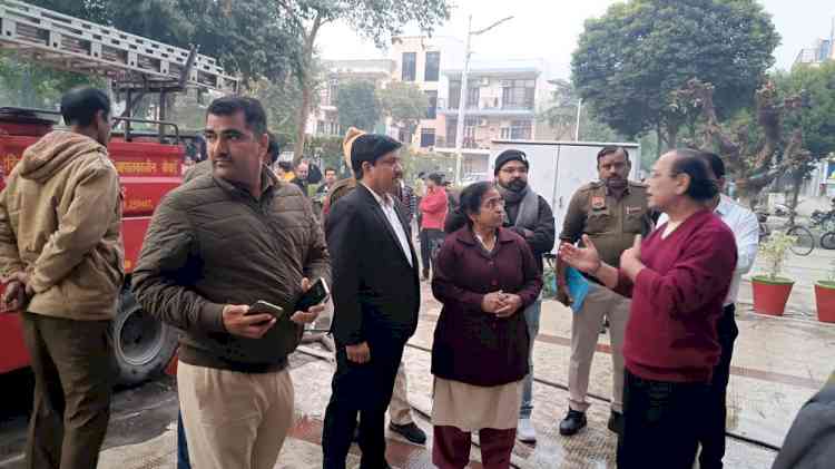 ओमेक्स सिटी के सेक्टर 28 के एक फ्लैट में अज्ञात कारणों से आग लगी