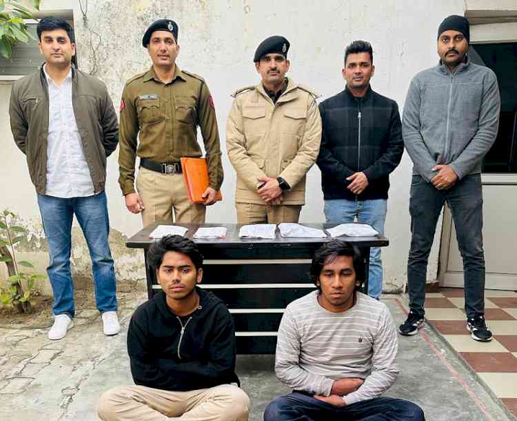 पॉलिसी के नाम पर 9 लाख रुपये से ज्यादा की ठगी करने के मामले में दो आरोपी गिरफ्तार