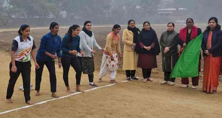 म्यूजिकल चेयर में ललिता, साइकिल रेस में किरण प्रथम