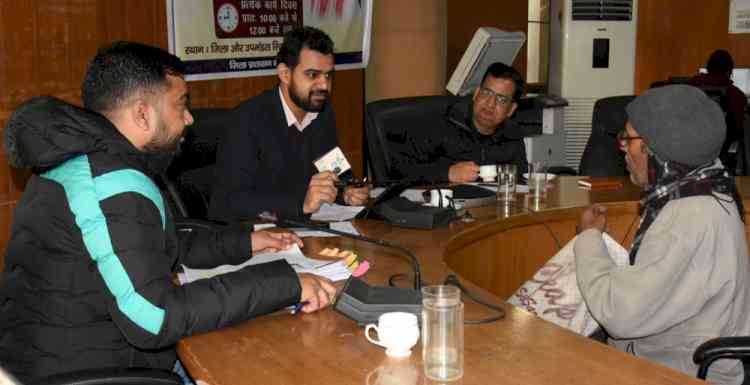 एडीसी नरेंद्र कुमार ने अधिकारियों को दिए शिकायतों के गंभीरता से निदान के आदेश