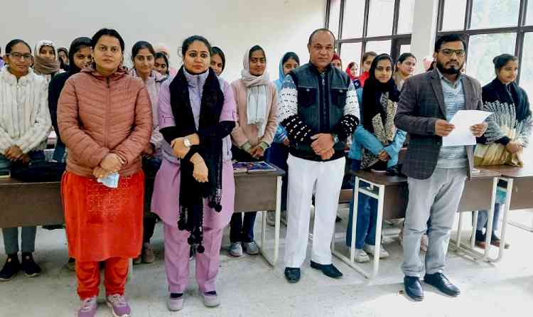 छात्राओं ने किया संविधान की प्रस्तावना का वाचन