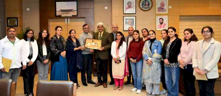 बेंगलुरु नॉर्थ यूनिवर्सिटी, कोलार की विजिट करके वापस लौटे विद्यार्थियों से संवाद किया एमडीयू कुलपति ने