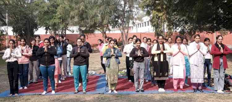 छात्राओं ने किया सूर्य नमस्कार से संबंधित मंत्रों का उच्चारण