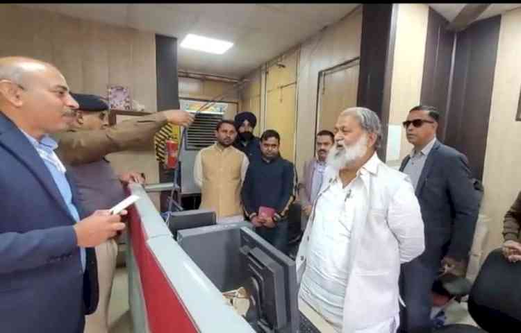 बिजली मंत्री अनिल विज ने रोहतक के बिजली शिकायत केंद्र में मारा छापा