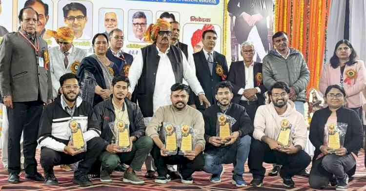 जाट कॉलेज में कला प्रदर्शनी लगाने वाले एमडीयू के दृश्य कला विभाग के विद्यार्थी सम्मानित