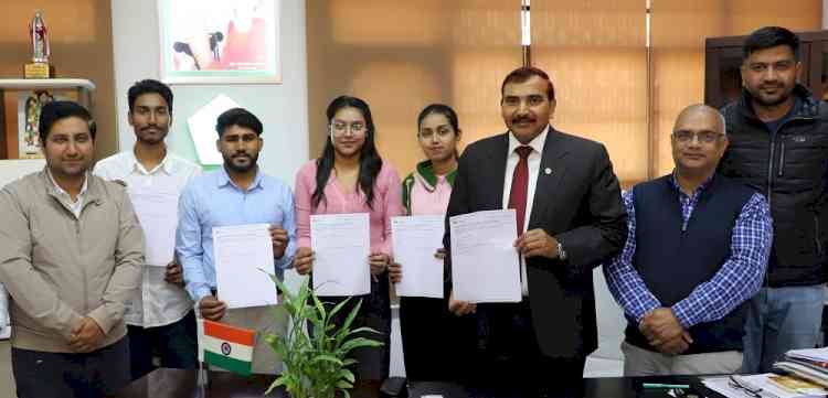 गुजवि के दो विद्यार्थियों का दुबई स्थित अंतरराष्ट्रीय कंपनी में ऑन-कैंपस चयन