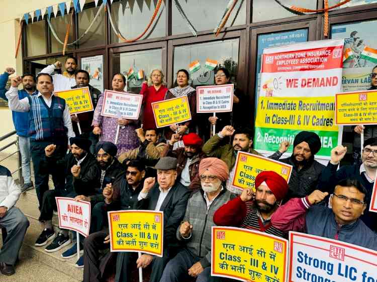 भारतीय जीवन बीमा निगम में कार्यरत कर्मचारियों के मुख्य संगठन, ऑल इंडिया इन्श्योरैन्स एम्पलॉईज़ एसोसिएशन (एआईआईईए) के आह्वान पर एलआईसी कर्मचारियों एक घंटे की वाक-आउट हड़ताल पर रहे 