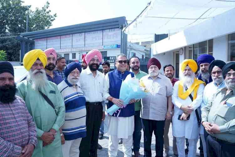 MP Sanjeev Arora announces Rs.10 lakh for College of Nursing at GTB Hospital; Distributes copies of Constitution of India