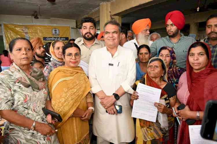 'AAP di Sarkar, AAP de Dwar': Rajya Sabha MP Arora meet beneficiaries; hand over certificates and issue necessary directions for providing maximum services to residents