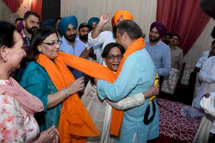 Emotional moment steals the show at Arora’s poll rally