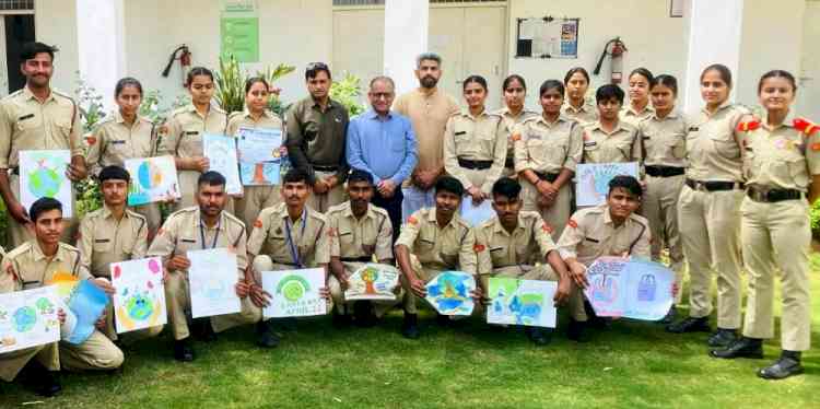 पोस्टर मेकिंग में निक्की व हिमांशी ने बाजी मारी