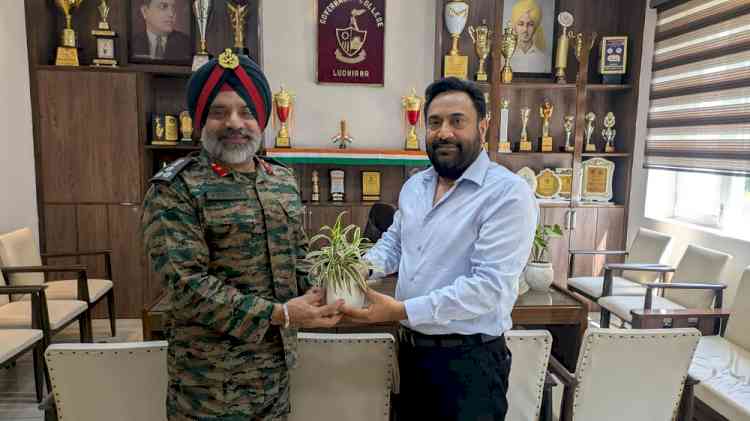NCC Group Commander visits SCD Govt College Ludhiana