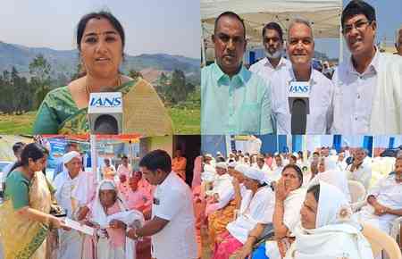 Tamil Nadu: Ooty professor raises awareness about Ayushman Bharat cards 