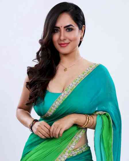 Puja Banerjee surprises co-stars by cooking dosa on the sets of her new show