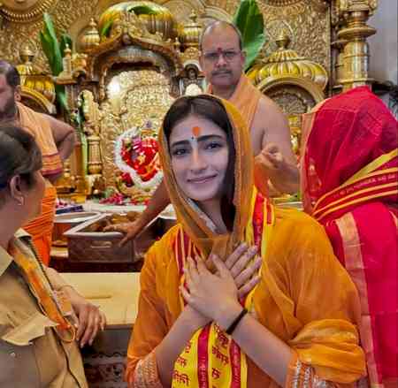 Palak Tiwari seeks divine blessings Siddhivinayak temple post ‘The Bhootnii’ release
