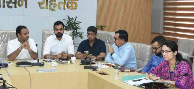 उपायुक्त ने समाधान शिविर की लंबित शिकायतों के तुरंत निपटारे के निर्देश दिए