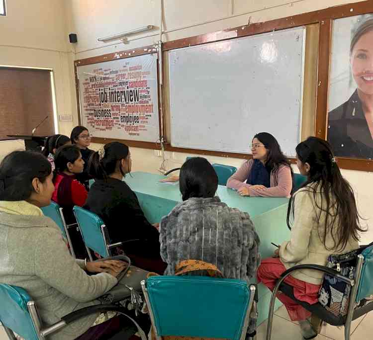 I-Social Club of PCM S.D. College for Women, Jalandhar holds Group Discussion