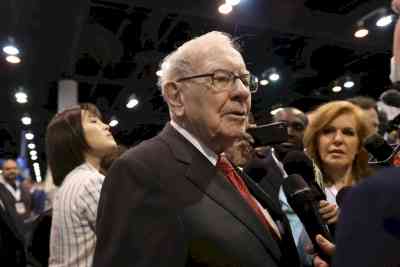 Warren Buffett shares views on tariffs, AI, dollar depreciation, and Berkshire Hathaway’s cash reserves at annual meeting