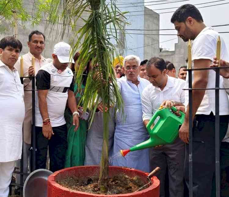 पौधारोपण के माध्यम से शहर को बनाएंगे हरा-भराः उपायुक्त धीरेंद्र खडग़टा