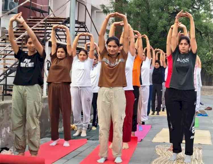 रोहतक पुलिस के अधिकारियों व कर्मचारियों  का योगाभ्यास कार्यक्रम