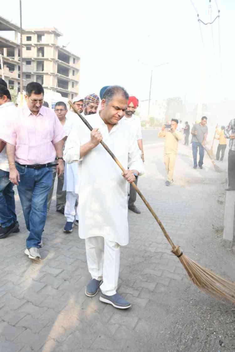 MP Arora Leads Mega Cleanliness Drive, Serves Sattu to Safai Sewaks as Gesture of Gratitude