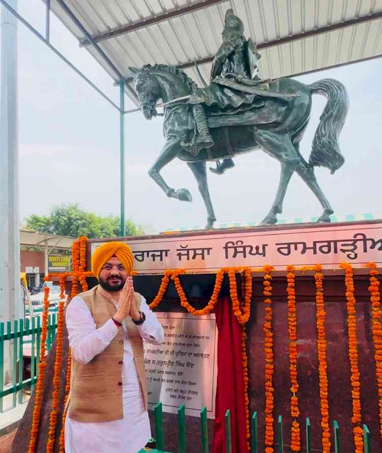 Cabinet Minister Tarunpreet Singh Sond unveils statue of Maharaja Jassa Singh Ramgarhia at Khanna Bus Stand