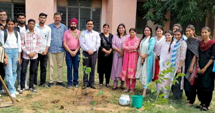 गणित विभाग में पौधारोपण कार्यक्रम आयोजित