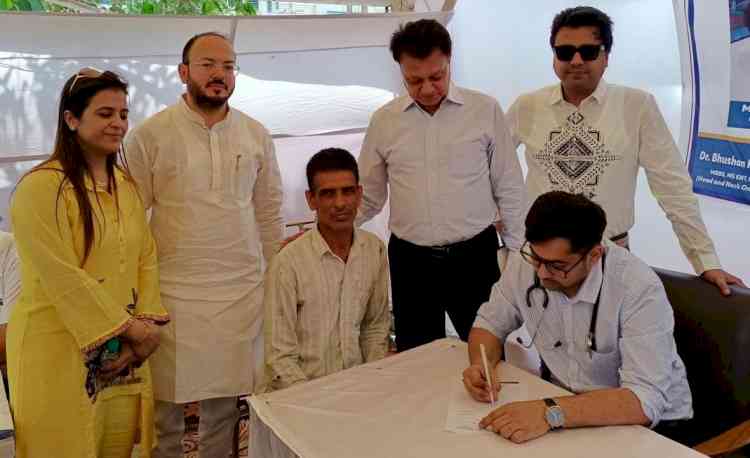 निःशुल्क स्वास्थ्य जांच शिविर में 100 से अधिक की जांच