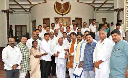 K'taka BJP leaders meet Governor, say Cong govt not serious about deporting Pak nationals