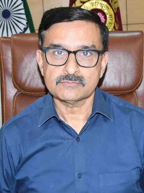 अधिकारी, कर्मचारी मुख्यालय पर रहना करें सुनिश्चितः उपायुक्त धर्मेंद्र सिंह